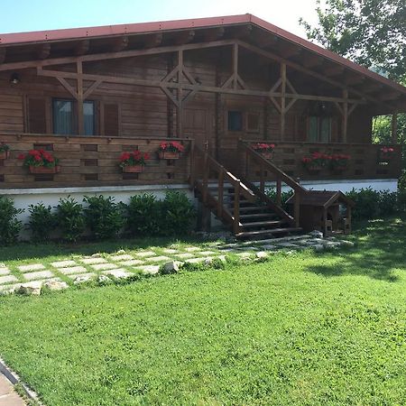 Chalet Dei Parchi Bed and Breakfast Saracinesco Exteriör bild