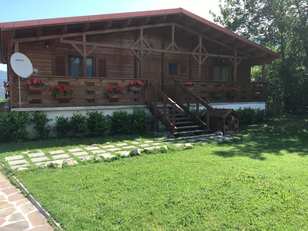 Chalet Dei Parchi Bed and Breakfast Saracinesco Exteriör bild